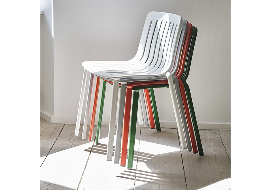 Pilha de cadeiras empilhaveis, com estrutura de alumínio pintado em poliéster.