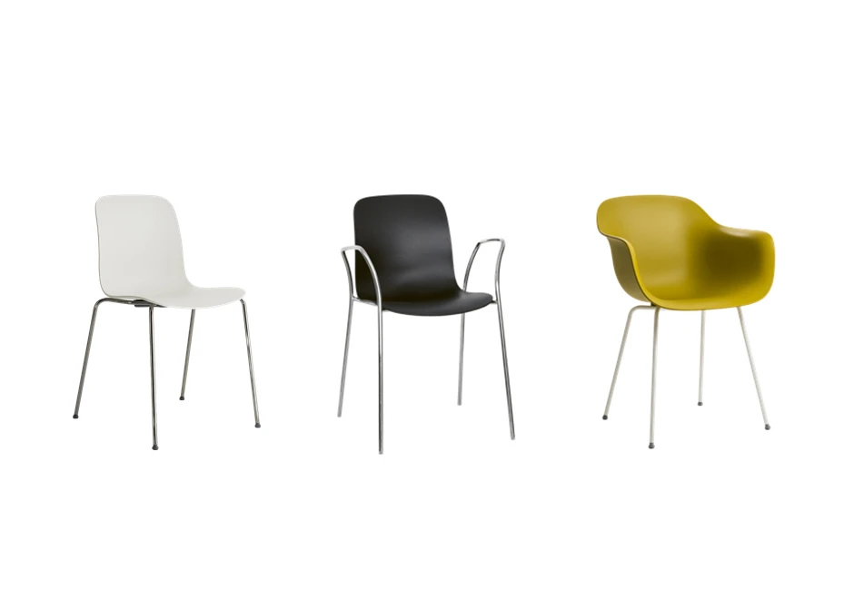 Três cadeiras de design de diferentes cores, vistas de frente em um fundo branco.