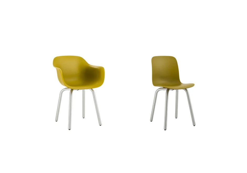 Duas cadeiras de design amarelas, vistas de frente em um fundo branco.