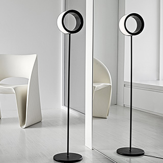 Luminária de chão Lost em plástico ABS pintado, com difusor multi-led. Base em alumínio fundido e a haste de aço pintado - foto 7