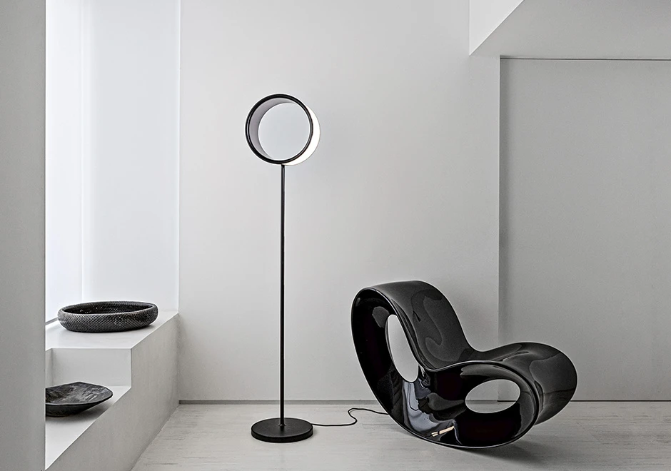 Luminária de chão Lost em plástico ABS pintado, com difusor multi-led. Base em alumínio fundido e a haste de aço pintado - foto 1