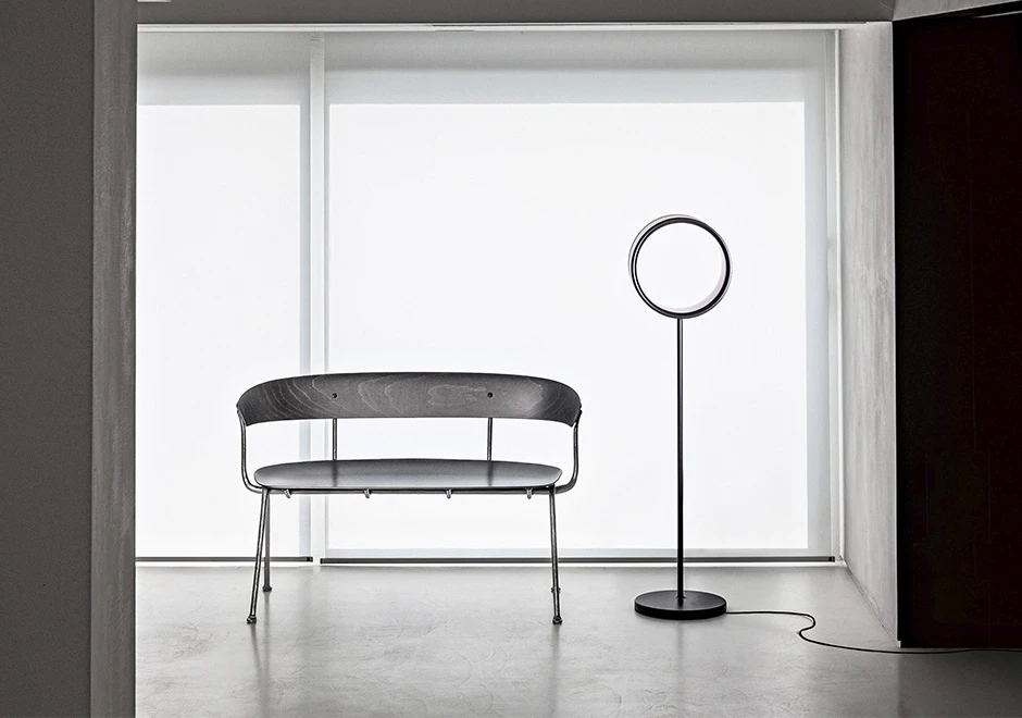 Luminária de chão Lost em plástico ABS pintado, com difusor multi-led. Base em alumínio fundido e a haste de aço pintado - foto 2