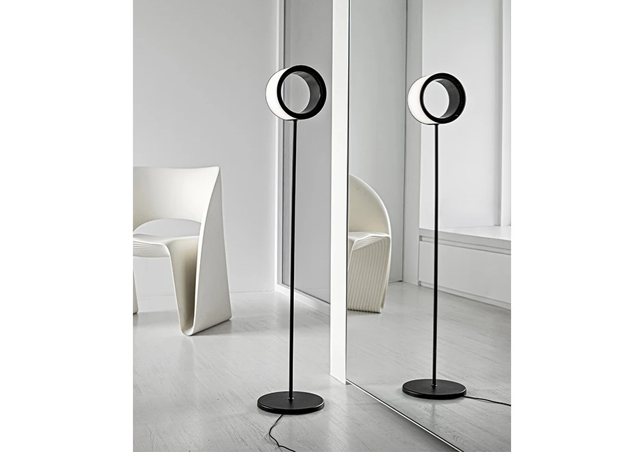 Luminária de chão Lost em plástico ABS pintado, com difusor multi-led. Base em alumínio fundido e a haste de aço pintado - foto 3