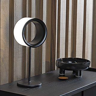 Luminária de mesa Lost em plástico ABS pintado com difusor multi-led. Base em alumínio fundido e haste de aço - foto 5