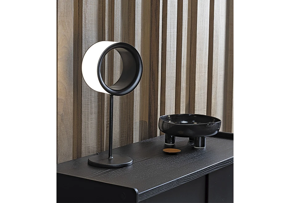 Luminária de mesa Lost em plástico ABS pintado com difusor multi-led. Base em alumínio fundido e haste de aço - foto 1