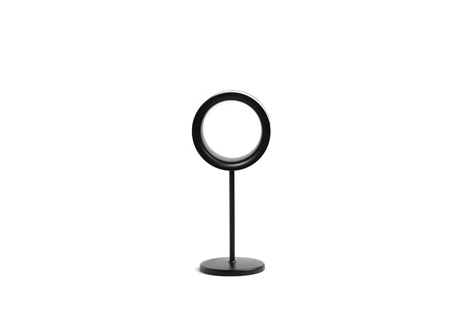 Luminária de mesa Lost em plástico ABS pintado com difusor multi-led. Base em alumínio fundido e haste de aço - foto 2