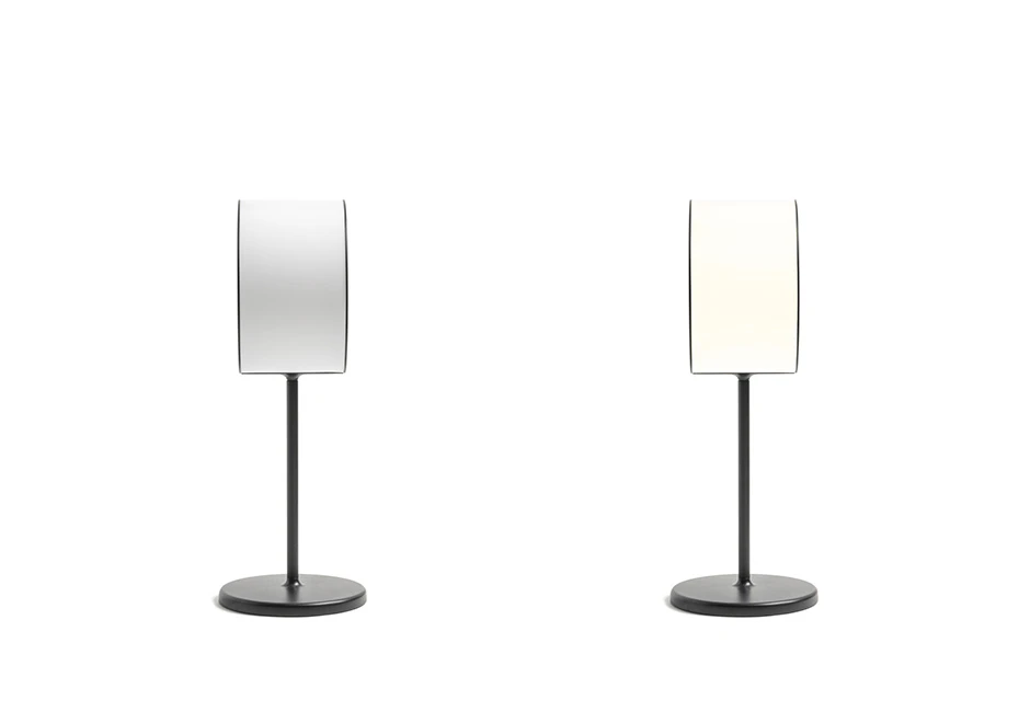 Luminária de mesa Lost em plástico ABS pintado com difusor multi-led. Base em alumínio fundido e haste de aço - foto 4