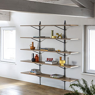 Estante design Officina com prateleiras em MDF folhado Nogueira ou pintado de preto