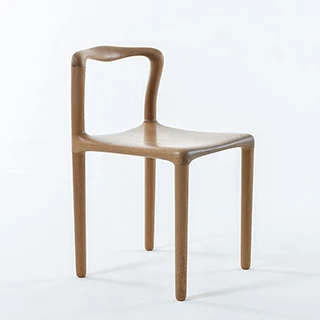 Cadeira assinada de madeira Tauari natural, vista de lado, em um fundo branco.