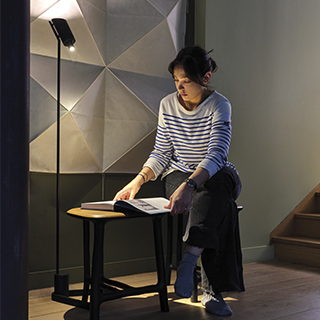 Luminária de chão Vision 20/20 com estrutura de aço e pintura preta fosca, dois focos de luz reguláveis - foto 10