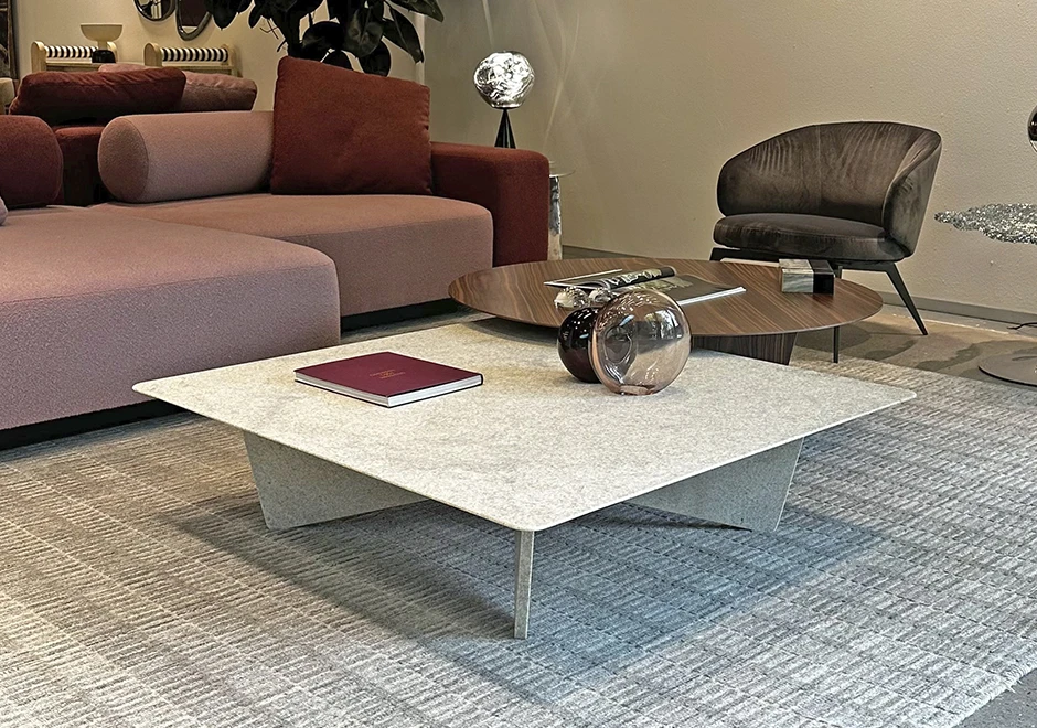 Mesa de centro Lupi Vintage com objetos decorativos em sala de estar