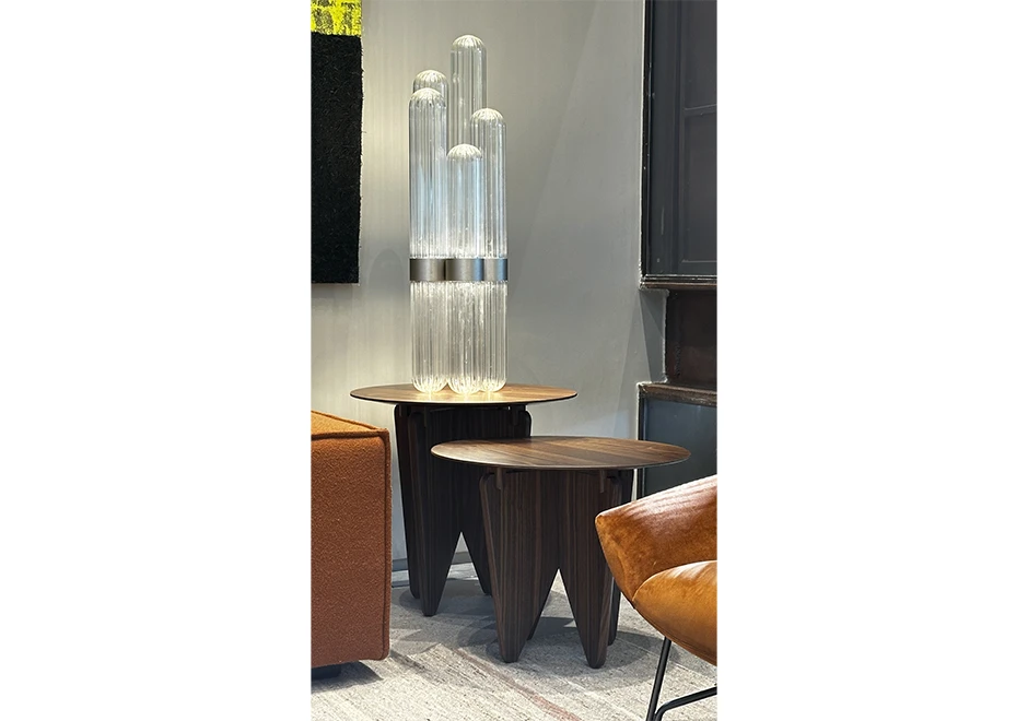 Mesa de apoio Lupi Vintage em vista lateral mostrando os detalhes da estrutura, o acabamento sofisticado e a barra rosqueável são visíveis.