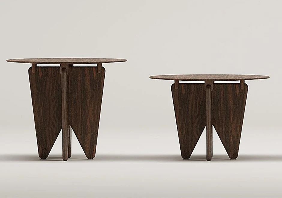 Mesa de apoio Lupi Vintage em um ambiente de sala de estar, destacando seu design elegante. A mesa redonda possui uma superfície lisa de MDF revestido