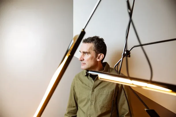 David Weeks posa junto de um de seus designs