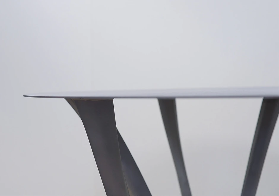 Mesa G-Table com base em aço, alumínio ou bronze e tampo de madeira Kauri pintada de preto, concreto ou pedra - foto 4