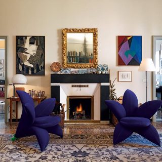 Poltrona assinada GETSUEN com estrutura de aço moldado e pés em latão cromado. Rodas em PLT pintadas de verde. Estofado de espuma de poliuretano e revestido em veludo