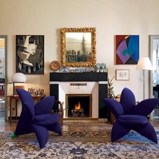 Poltrona assinada GETSUEN com estrutura de aço moldado e pés em latão cromado. Rodas em PLT pintadas de verde. Estofado de espuma de poliuretano e revestido em veludo