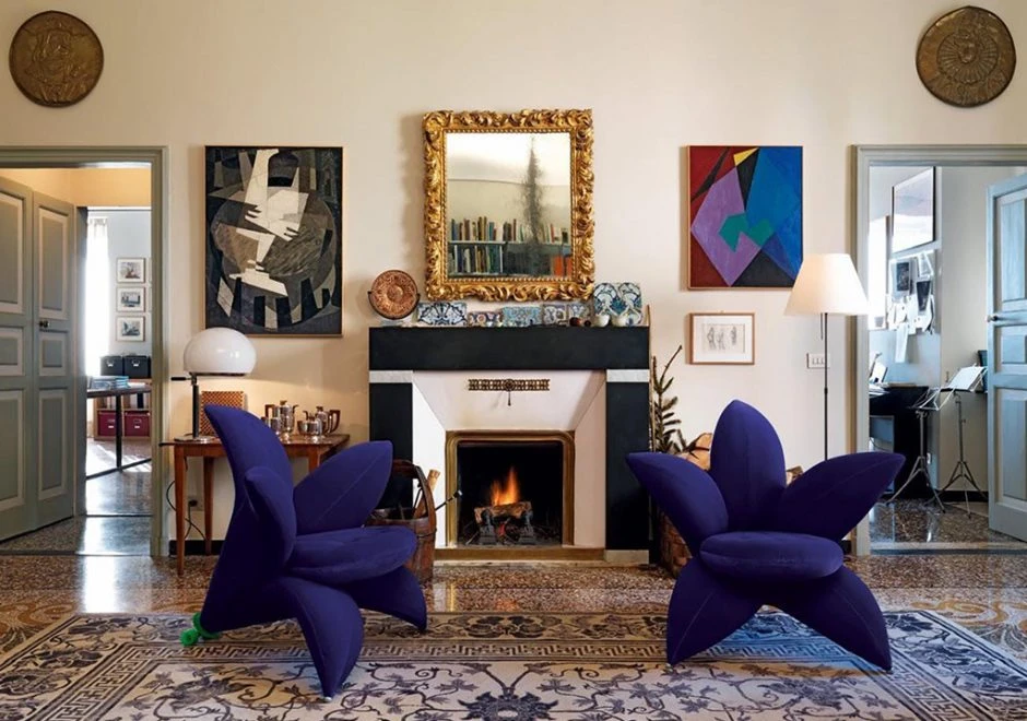 Poltrona assinada GETSUEN com estrutura de aço moldado e pés em latão cromado. Rodas em PLT pintadas de verde. Estofado de espuma de poliuretano e revestido em veludo - foto 1