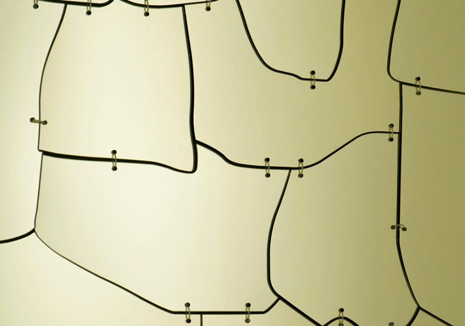 Espelho Miraggio (Campana) é composto por placas de acrílico cortadas a laser - foto 2