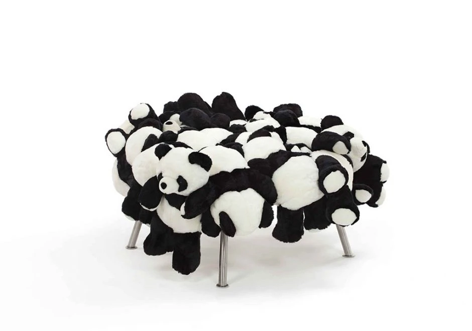 Pufe edição limitada Panda tem estrutura de aço inox e assento de bichos de pelúcia - foto 1