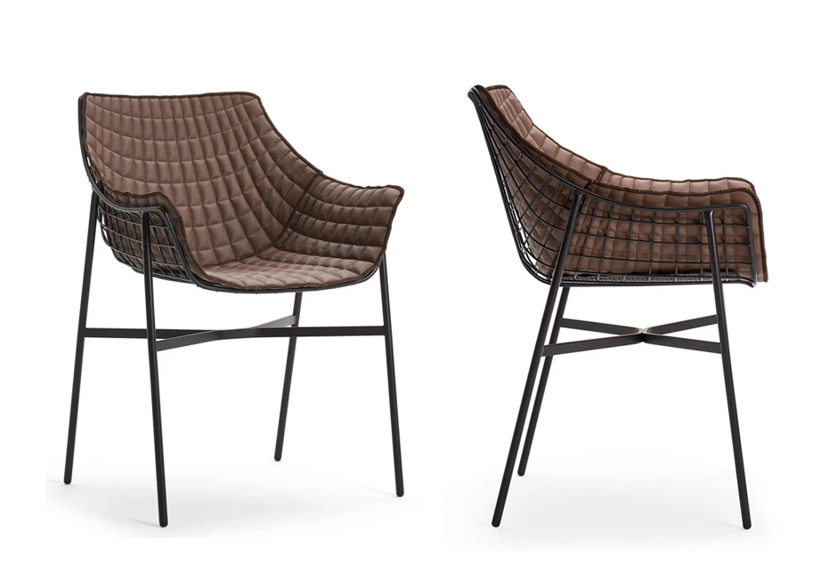 Cadeira de design com estrutura de aço cromado ou pintado e tecido marrom, vista de lado em um fundo branco.