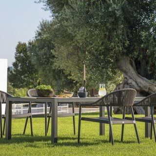 Poltrona externa CLEVER com estrutura de alumínio, assento e encosto em tecido ou corda de fibra sintética trançada à mão