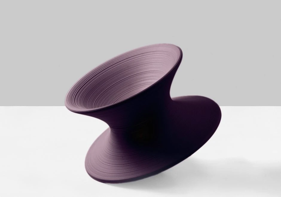 Poltrona de design SPUN com estrutura de polietileno roxo.
