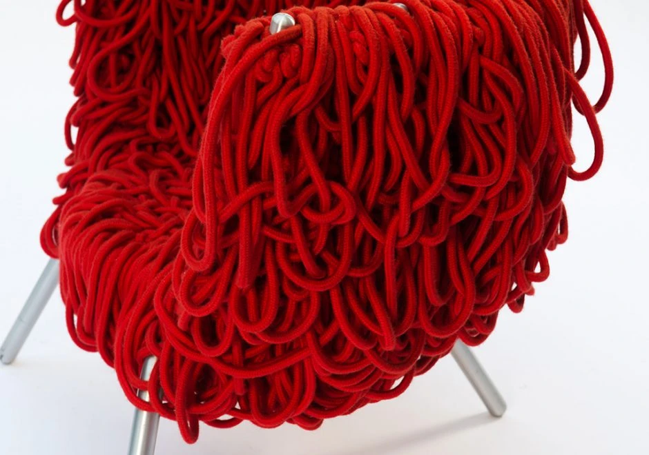 Poltrona VERMELHA com estrutura de aço, pés em alumínio escovado e assento de cordas - foto 3