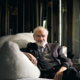 Francesco Binfaré posa para foto em um de seus designs.