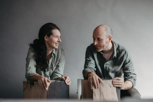 Andrea Forti e Eleonora Dal Farra vestem tons semelhantes próximos ao seu design.