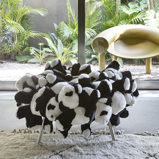 Pufe edição limitada Panda tem estrutura de aço inox e assento de bichos de pelúcia - foto 4