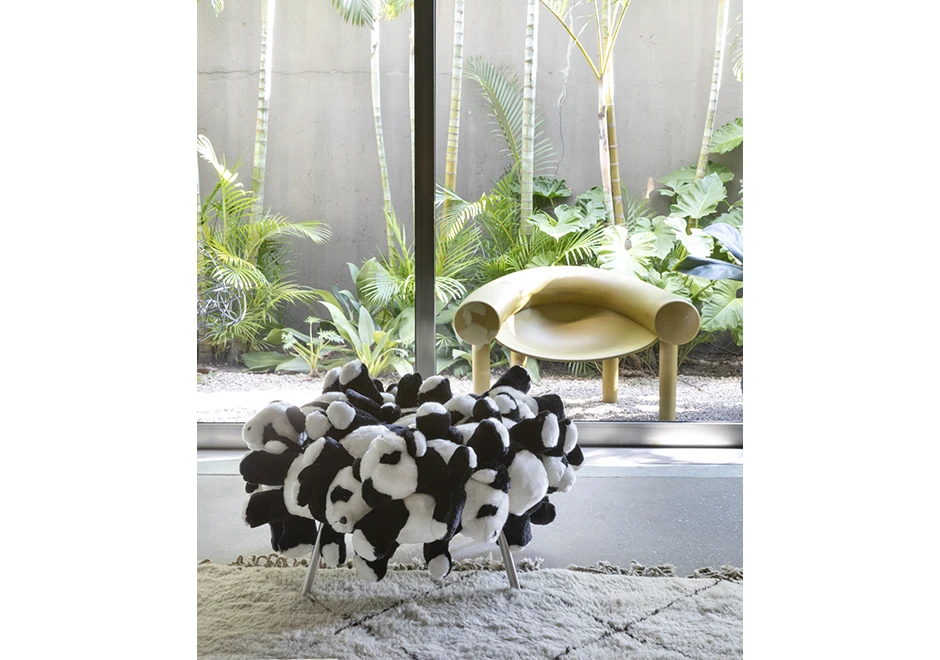Pufe edição limitada Panda tem estrutura de aço inox e assento de bichos de pelúcia - foto 3