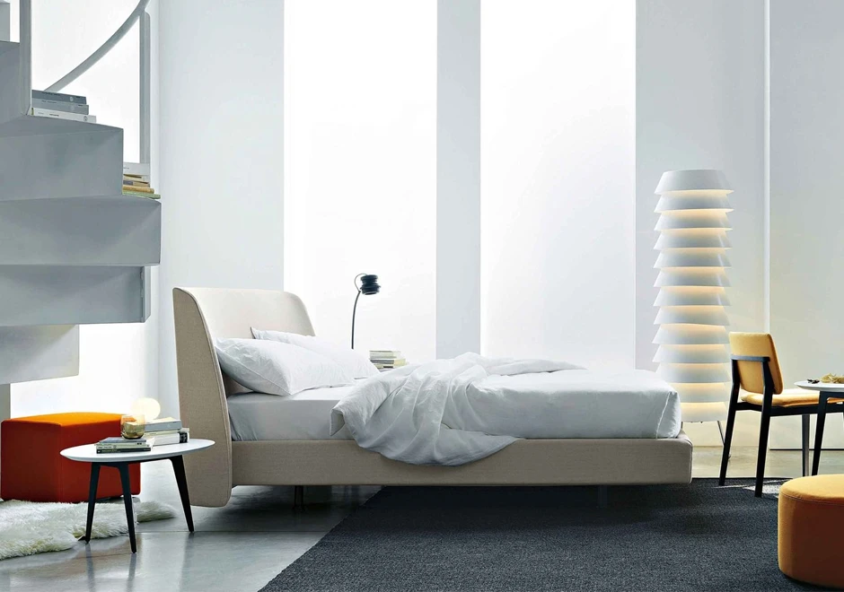 Cama Edel com estrutura em madeira maciça, cabeceira alta, estofada com capa removível em tecido ou couro - foto 4