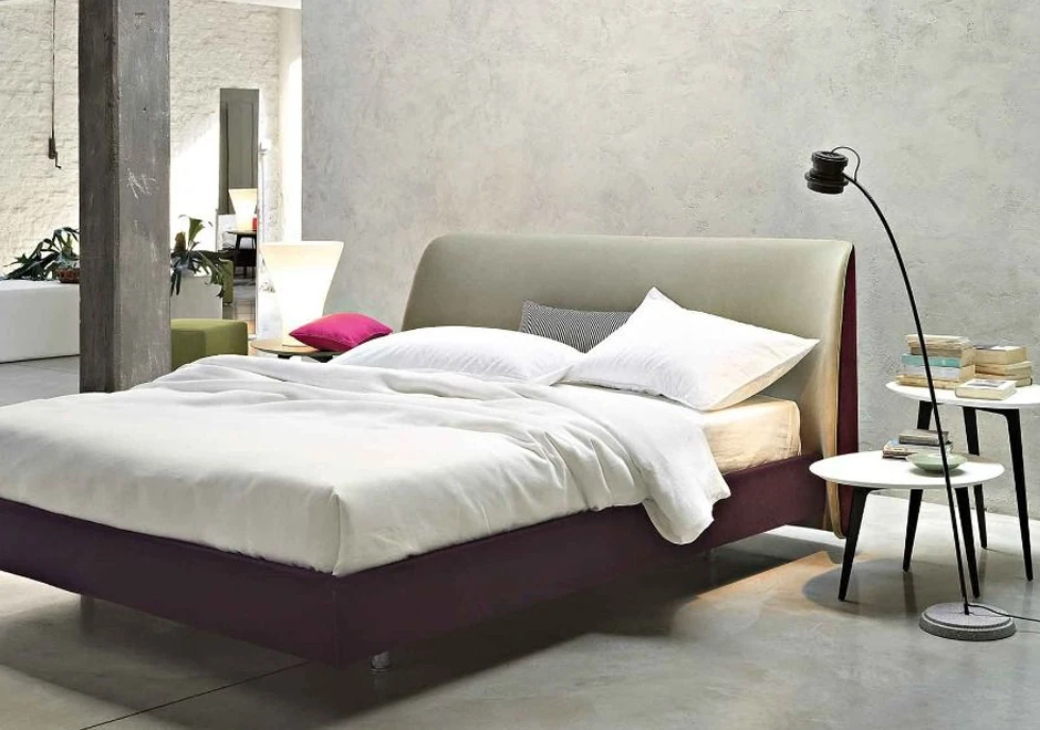 Cama Edel com estrutura em madeira maciça, cabeceira alta, estofada com capa removível em tecido ou couro - foto 5