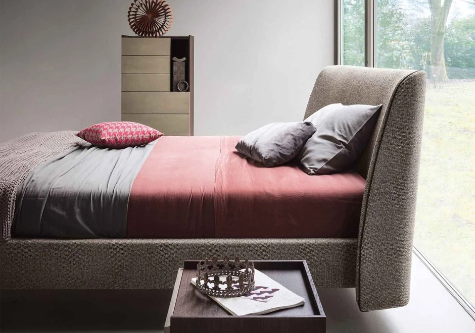 Cama Edel com estrutura em madeira maciça, cabeceira alta, estofada com capa removível em tecido ou couro - foto 2