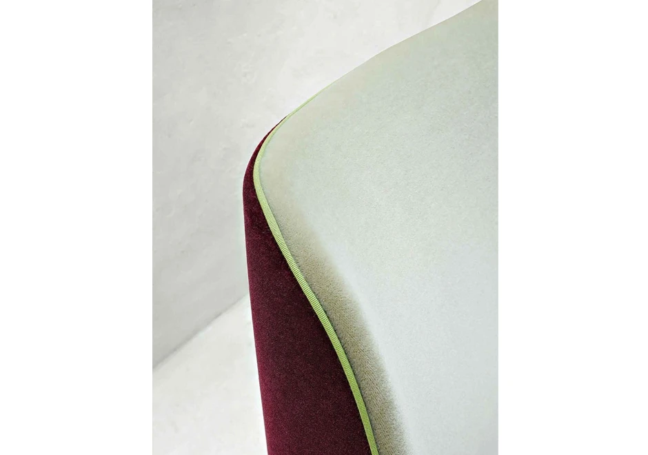 Cama Edel com estrutura em madeira maciça, cabeceira alta, estofada com capa removível em tecido ou couro - foto 7