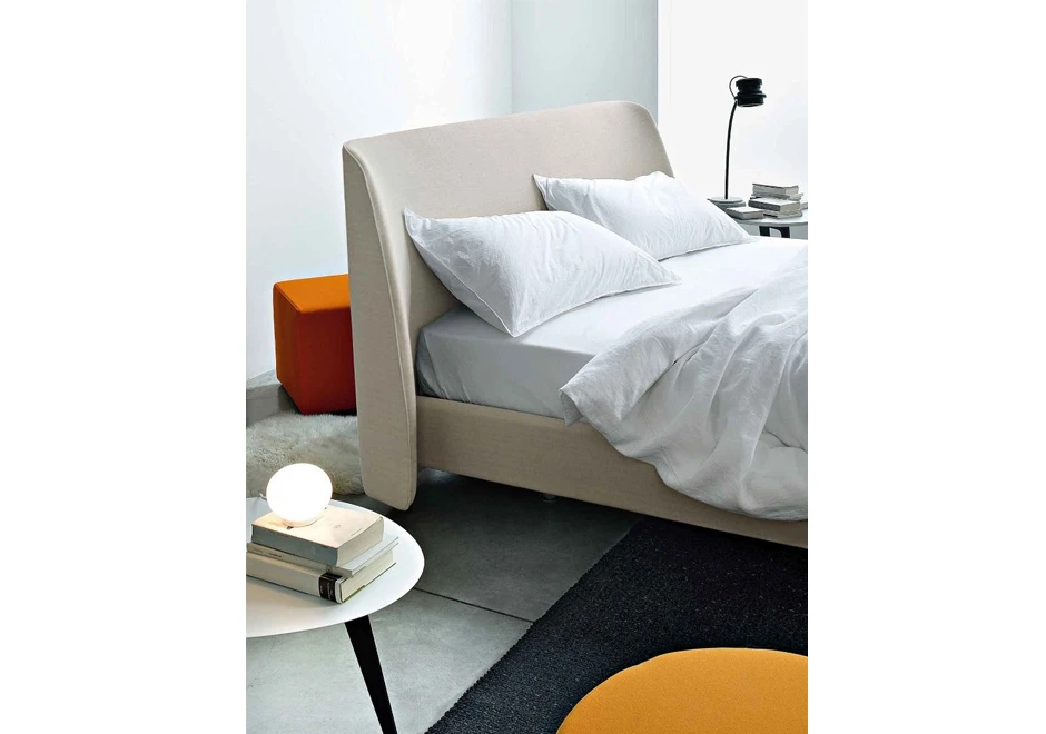 Cama Edel com estrutura em madeira maciça, cabeceira alta, estofada com capa removível em tecido ou couro - foto 8