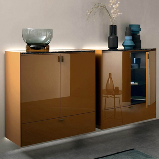 Móvel bar LT40 com duas portas e uma gaveta em madeira laqueada, tampo de mármore na parte superior e prateleiras internas de vidro