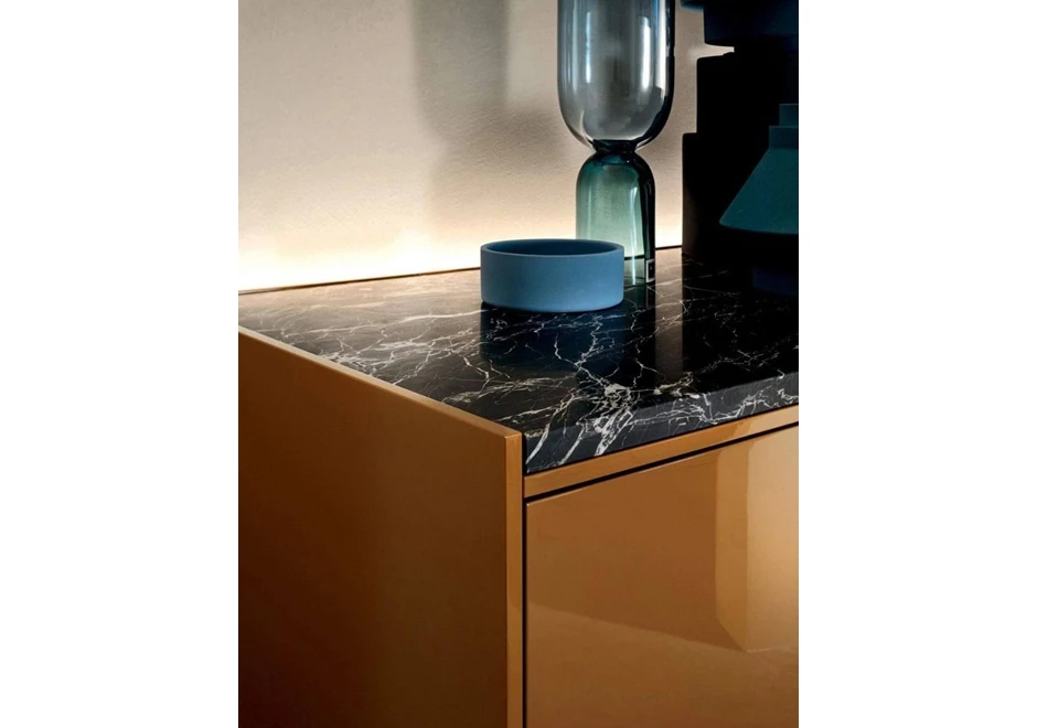 Móvel bar LT40 com duas portas e uma gaveta em madeira laqueada, tampo de mármore na parte superior e prateleiras internas de vidro - foto 3