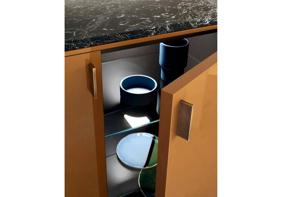 Móvel bar LT40 com duas portas e uma gaveta em madeira laqueada, tampo de mármore na parte superior e prateleiras internas de vidro - foto 4