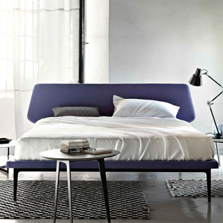 Cama DREAM VIEW com pés de metal pintado em preto e estrado de madeira. Cabeceira e o estrado estofados - foto 5