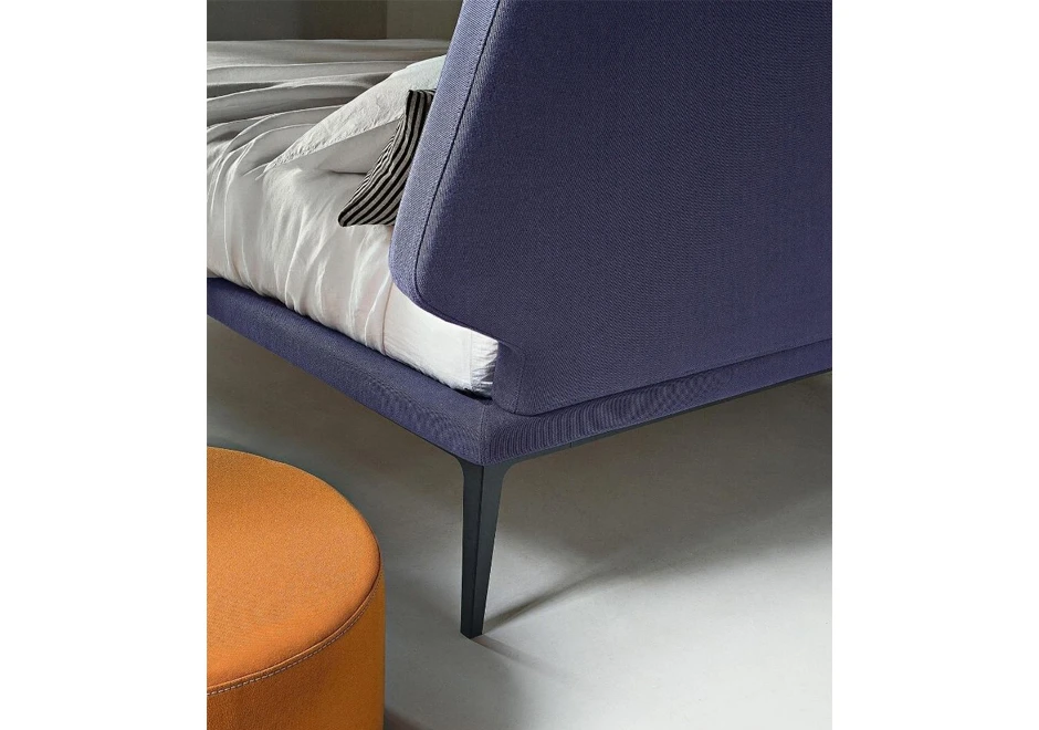 Cama DREAM VIEW com pés de metal pintado em preto e estrado de madeira. Cabeceira e o estrado estofados - foto 4