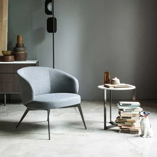 Poltrona design Bice com estrutura de metal e o estofamento em tecido, couro natural ou ecológico em diversas opções - foto 7