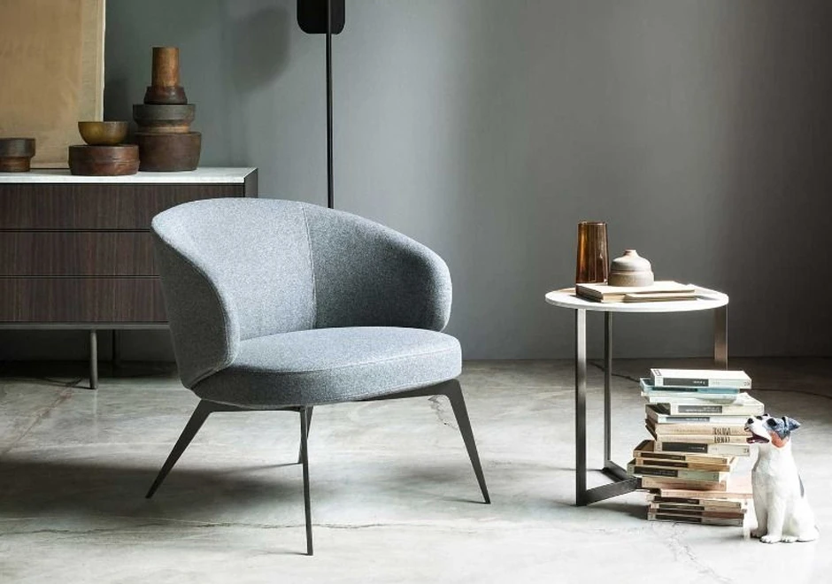 Poltrona design Bice com estrutura de metal e o estofamento em tecido, couro natural ou ecológico em diversas opções - foto 1