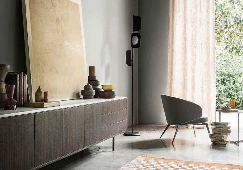 Poltrona design Bice com estrutura de metal e o estofamento em tecido, couro natural ou ecológico em diversas opções - foto 5