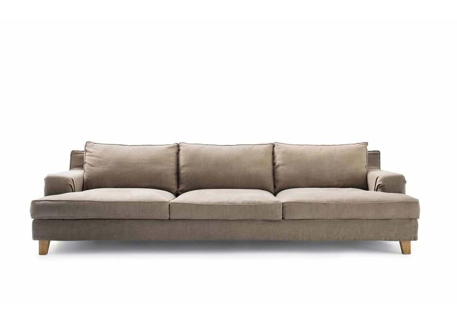 sofá aconchegante de três lugares escuro em um fundo branco.