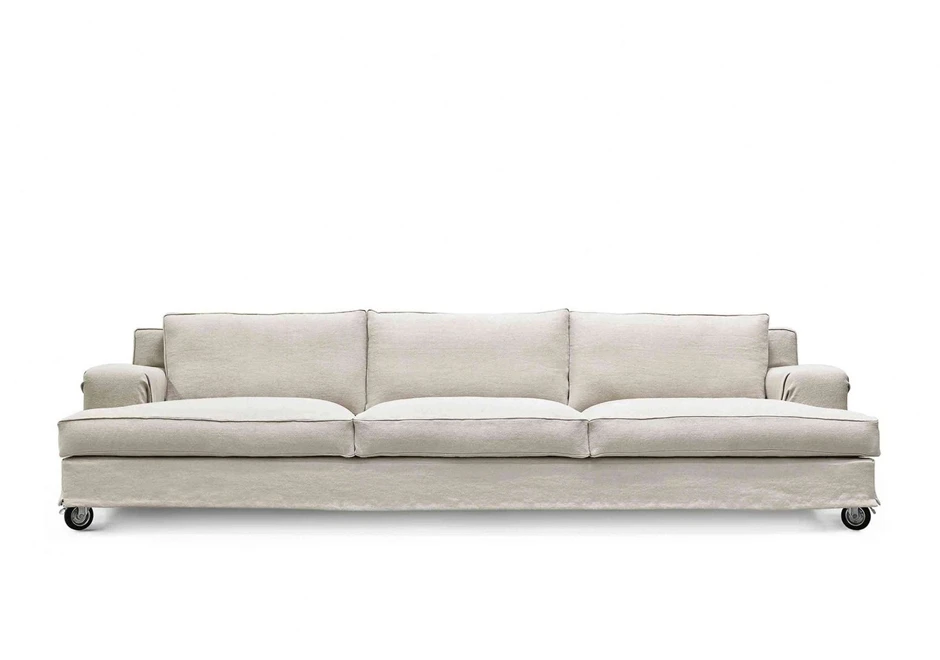 Sofá aconchegante de três lugares claro em um fundo branco.