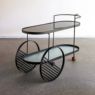 Carrinho-bar / aparador Arco com estrutura de ferro fundido e pintura eletrostática, prateleira inferior de vidro aramado e superior de granito ou mármore