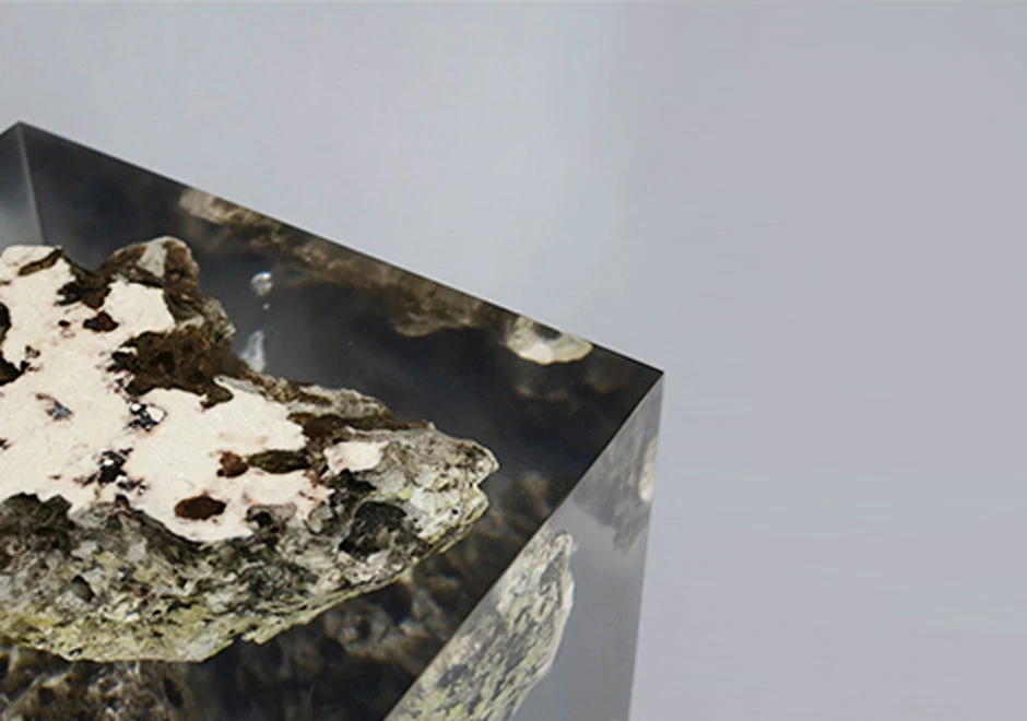 Banco Floating Karst, por Andrea Forti & Eleonora Dal Farra para a marca Alcarol