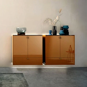 Móvel bar LT40 com duas portas e uma gaveta em madeira laqueada, tampo de mármore na parte superior e prateleiras internas de vidro